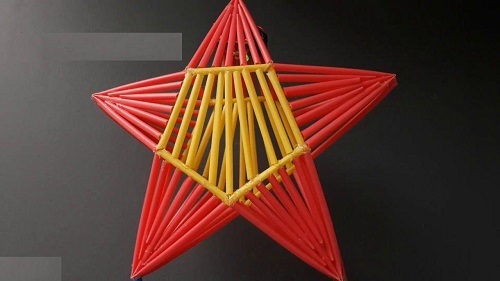 Dùng dây buộc phần đỉnh trên cùng của đèn lại đồng thời có thể sử dụng những dải dây nhỏ phía dưới để trang trí thêm cho chiếc lồng đèn