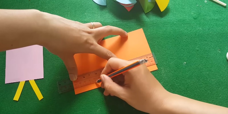 Cắt tiếp 1 hình chữ nhật có chiều dài 17,5 x 10cm, rồi bạn lấy thước kẻ và kẻ những vạch nhỏ cách đều nhau chừng 1cm trên hình chữ nhật đó