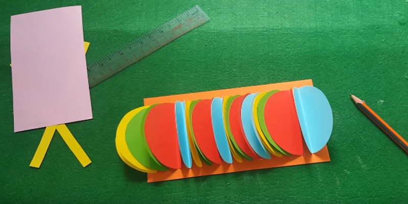 Dán những cạnh của hình tròn nhỏ đã gấp vào chỗ mà bạn vừa kẻ