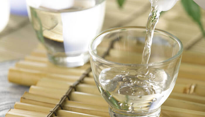 Giấm trắng có thể đánh bật các vết ố vàng hiệu quả