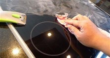 Tip đánh bay các vết bẩn cứng đầu trên bếp từ hồng ngoại bằng nguyên liệu tự nhiên