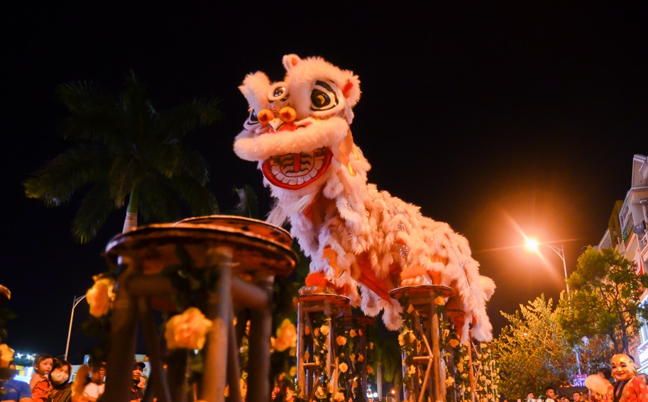 Tết Đoàn viên Múa lân trong Tết Đoàn viên