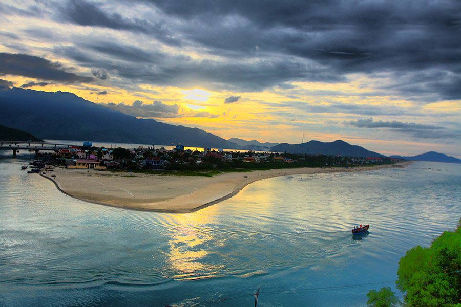 Bình minh trên Vịnh Lăng Cô Bình minh trên Vịnh Lăng Cô