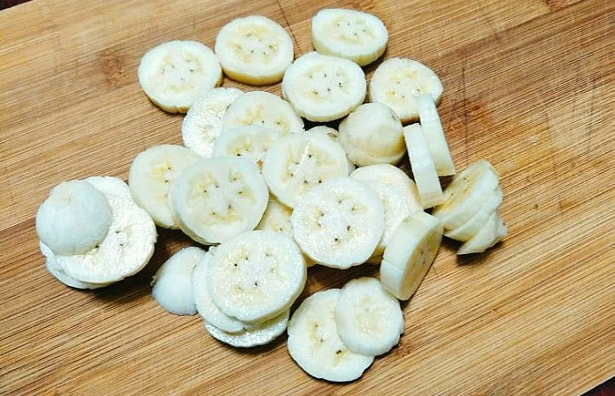 Sơ chế chuối và các nguyên liệu làm bánh chuối nướng