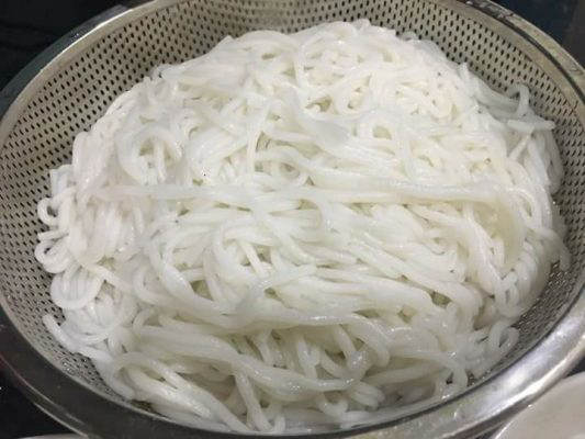 Khi dùng, bạn chỉ cần sơ chế qua bún là có thể thưởng thức