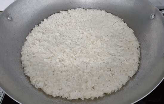 Dàn đều cơm vào chảo Dàn đều cơm vào chảo