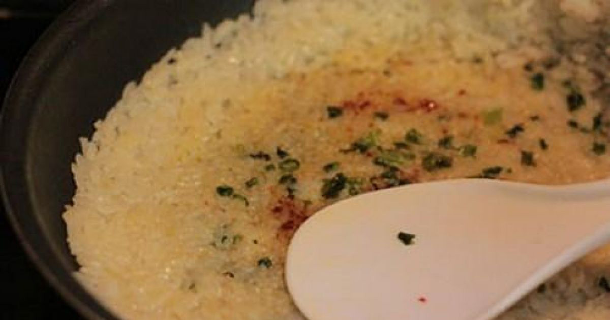 Rưới sốt hành lên cơm cháy Rưới sốt hành lên cơm cháy