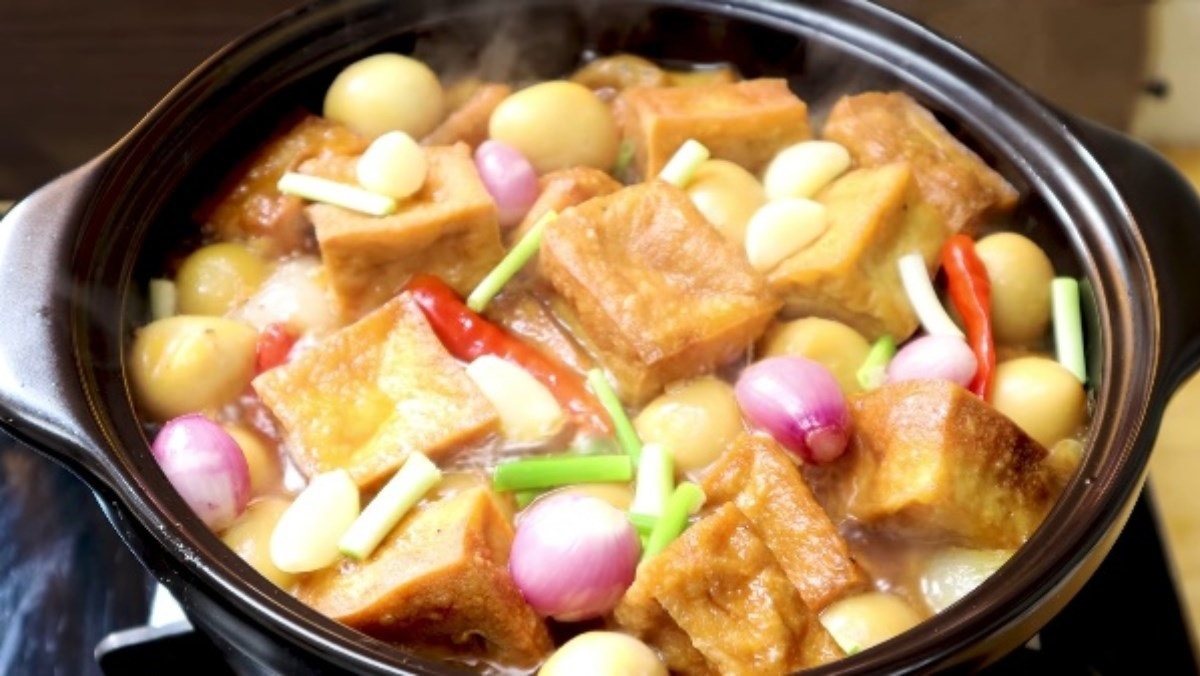 Cách làm trứng cút kho đậu hũ Cách làm trứng cút kho đậu hũ