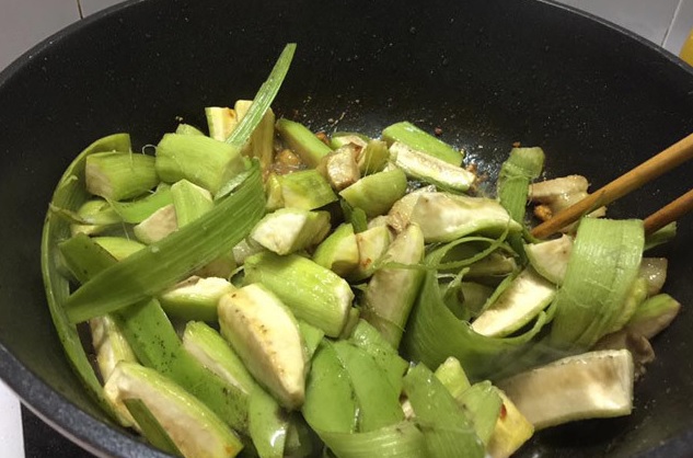 Cách nấu ốc om chuối đậu Cách nấu ốc om chuối đậu