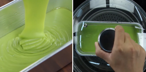 Cho bột bánh lá dứa vào khuôn đem hấp Cho bột bánh lá dứa vào khuôn đem hấp