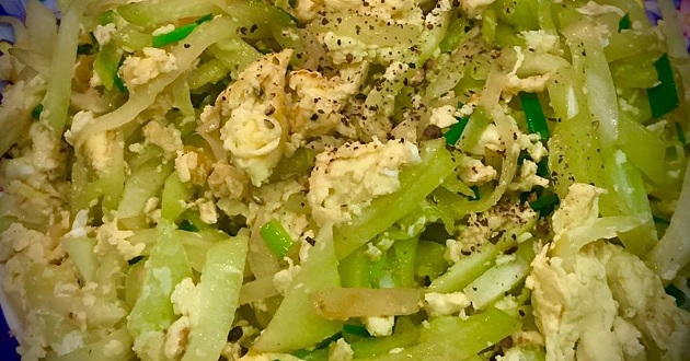 Cách làm su su xào trứng nghêu