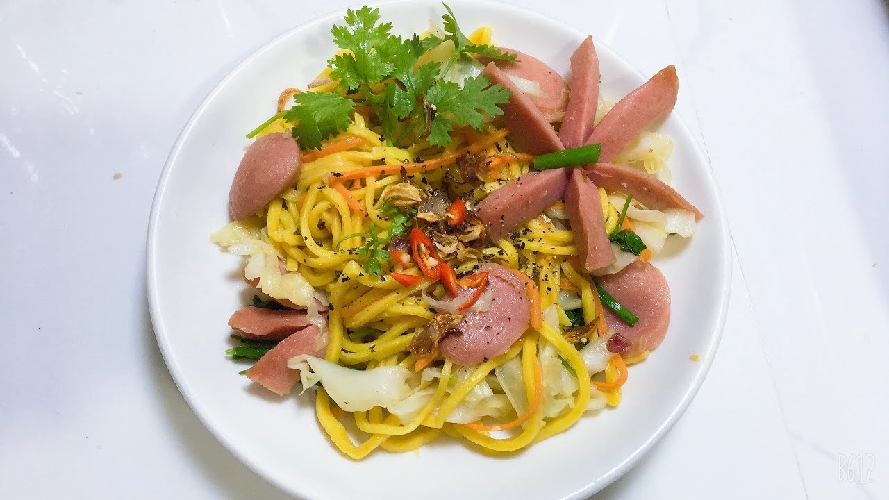 Cách làm mì xào trứng xúc xích Cách làm mì xào trứng xúc xích