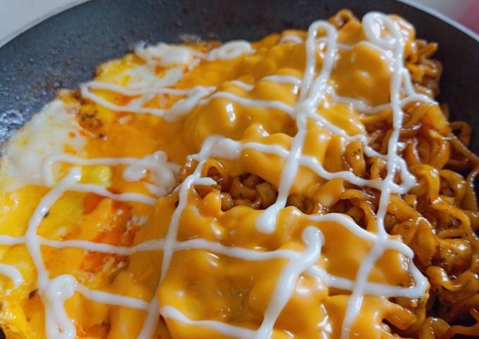 Cách làm mì xào trứng phô mai Cách làm mì xào trứng phô mai