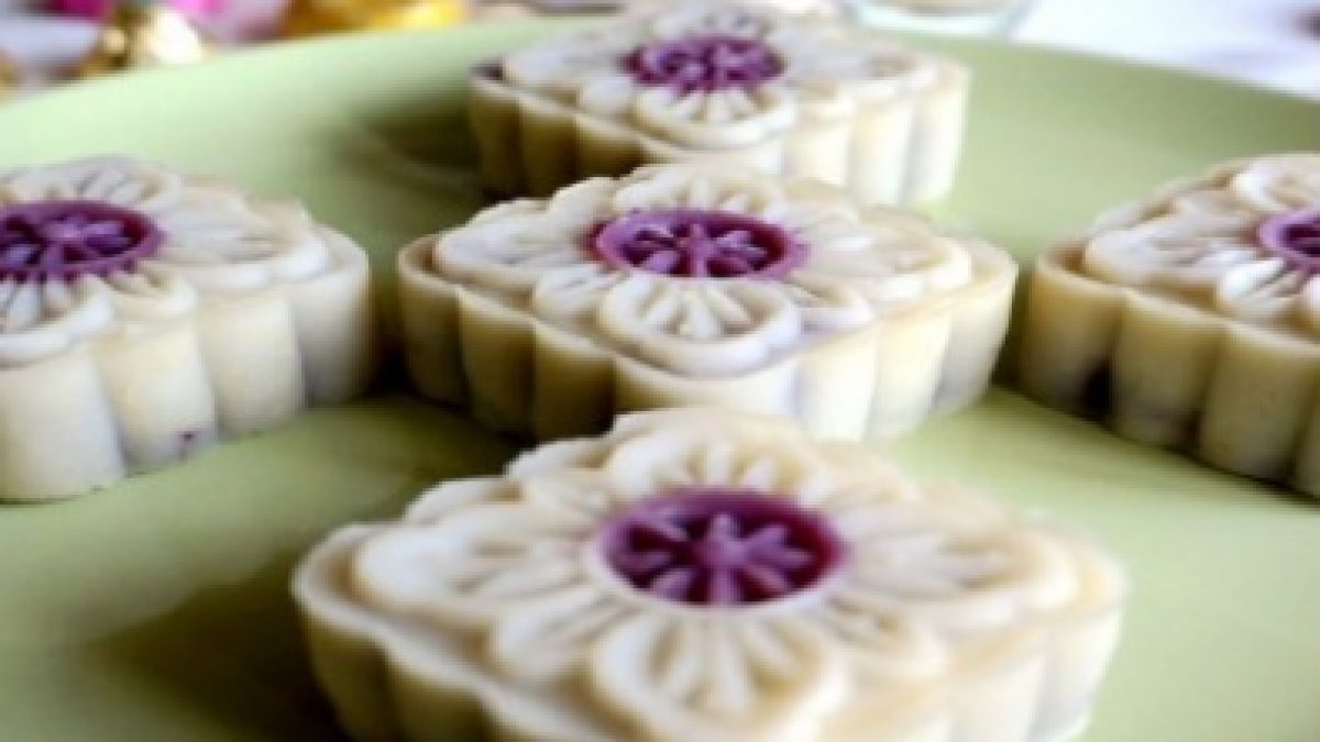 Cách làm bánh Trung Thu nhân khoai lang tím