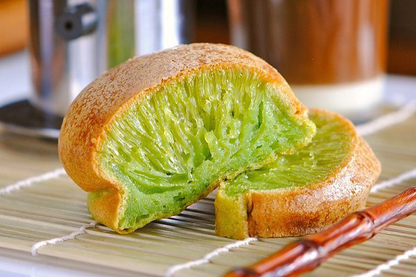 Bánh bò nướng lá dứa nhân dừa