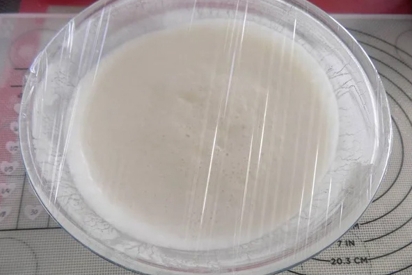 Nhào và ủ bột làm bánh bò truyền thống