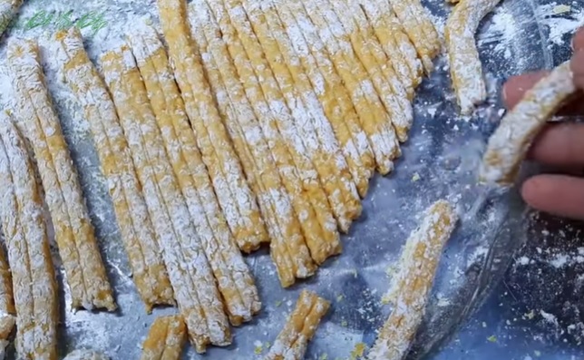 Cách làm que cay từ cơm nguội Cách làm que cay từ cơm nguội