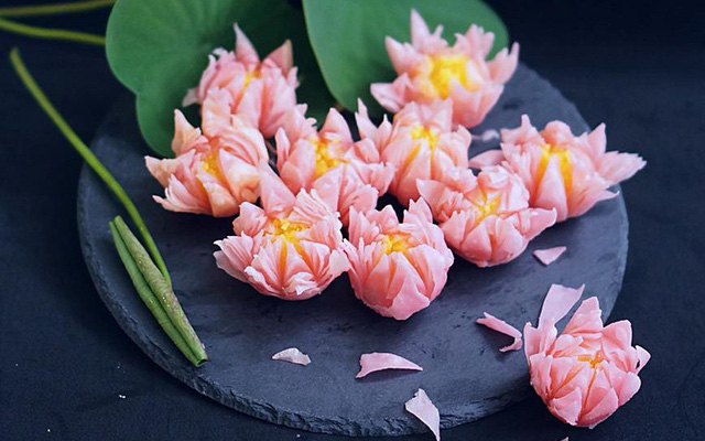 Bánh Hà Hoa Tô hoa sen ngàn lớp sẽ là món quà Trung thu ý nghĩa cho gia đình