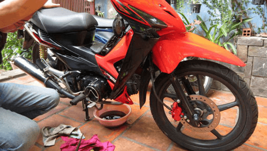 Cần thay dầu, tra nhớt để bảo quản xe máy khi không sử dụng