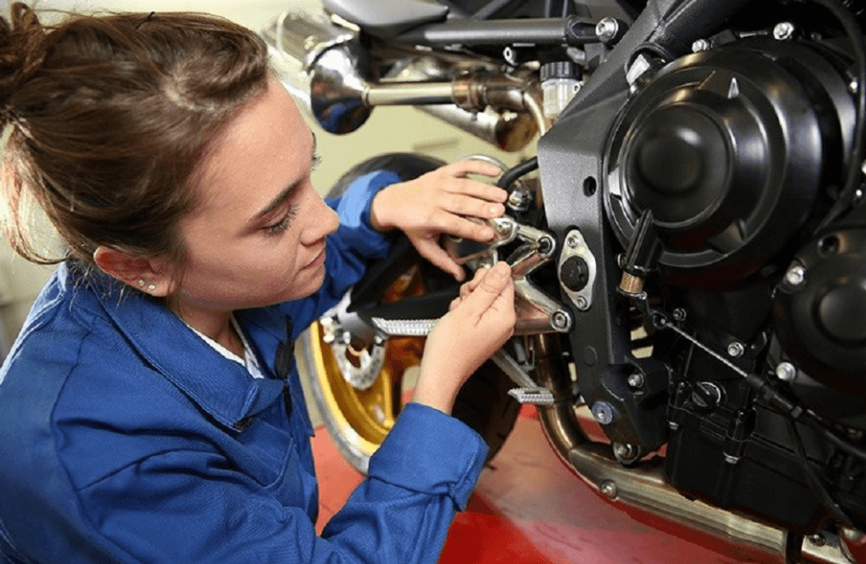 Cần tháo ắc quy để bảo quản xe máy khi không sử dụng