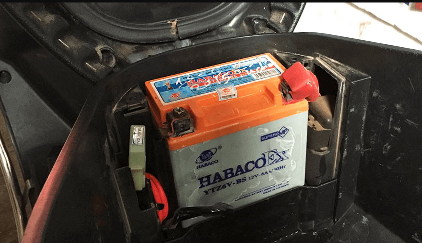 Xe tay ga không nổ được do ắc quy hết điện