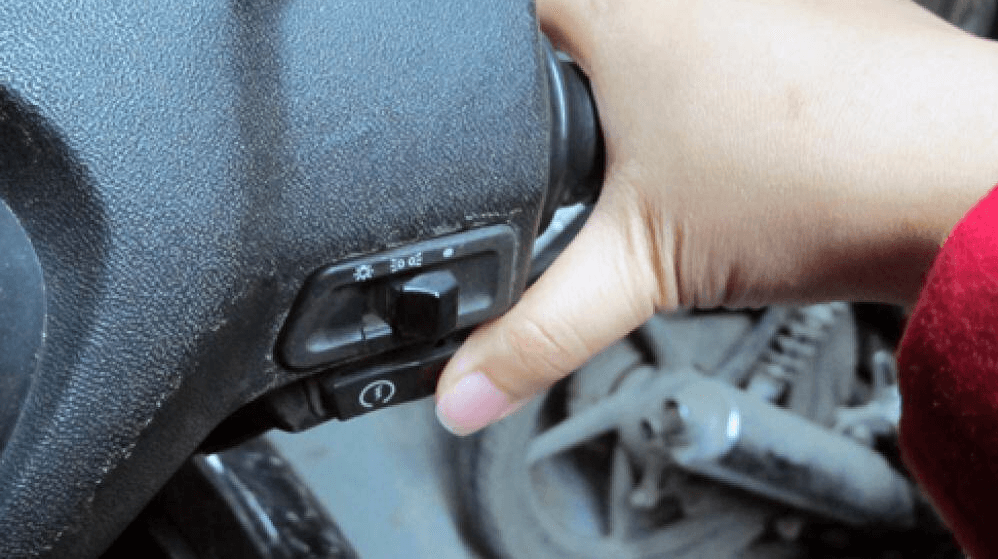 Xe tay ga không nổ được do xe bị ngộp xăng