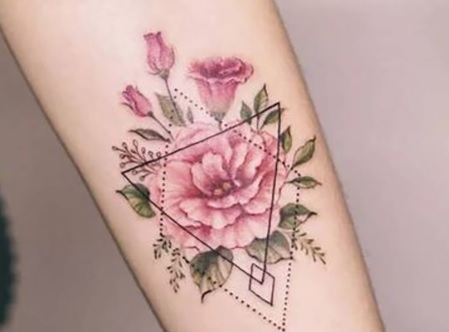 Những hình xăm hoa hồng ở cánh tay nữ