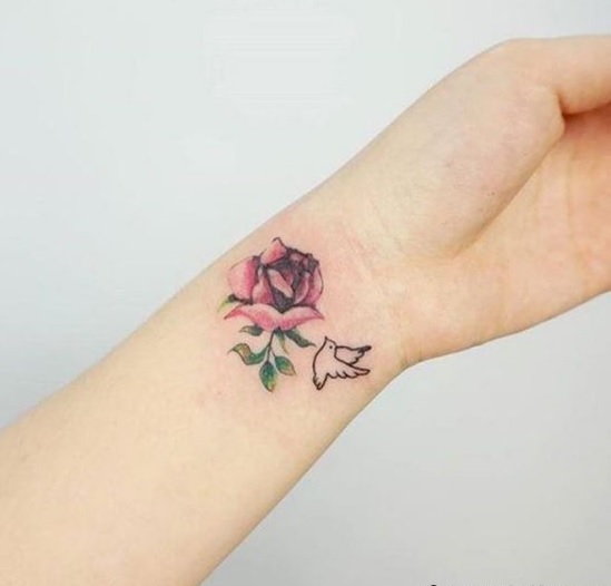 Những hình xăm hoa hồng ở cổ tay cho nữ