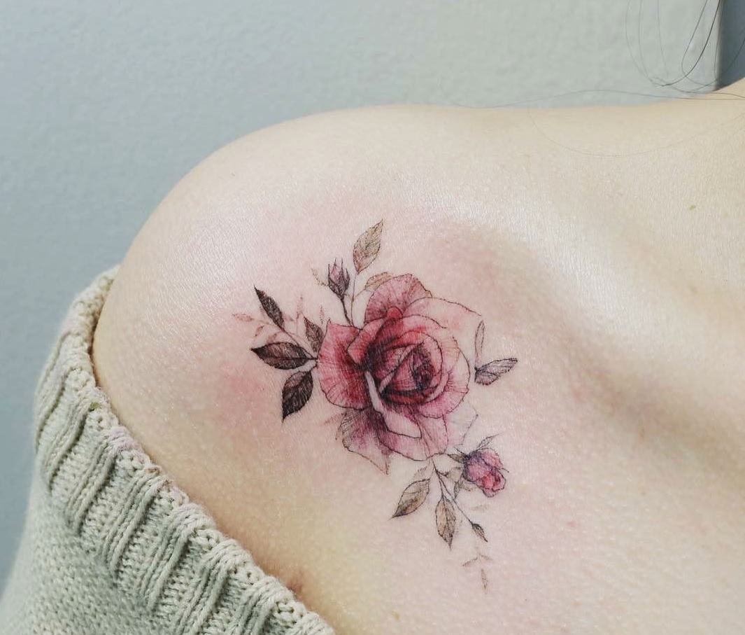 Những hình xăm hoa hồng ở vai cho nữ