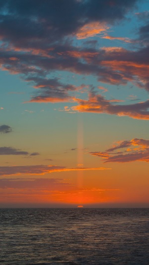 Hình nền hoàng hôn trên biển thơ mộng Hình nền hoàng hôn trên biển thơ mộng