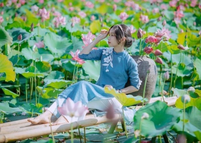 Tạo dáng chụp sen