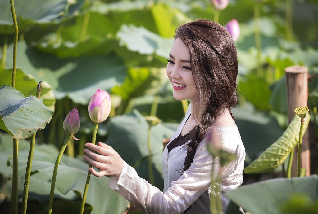 Tạo dáng chụp hoa sen đẹp
