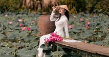 Chụp ảnh hoa sen nên mặc gì? Các tư thế chụp ảnh với hoa sen đẹp, nghệ thuật