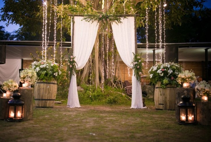 Cổng hoa đám cưới ngoài trời đơn giản mà đẹp