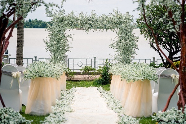 Cổng hoa đám cưới ngoài trời đơn giản mà đẹp