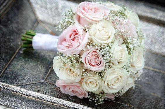 Hoa hồng cưới cầm tay cô dâu Hoa hồng cưới cầm tay cô dâu