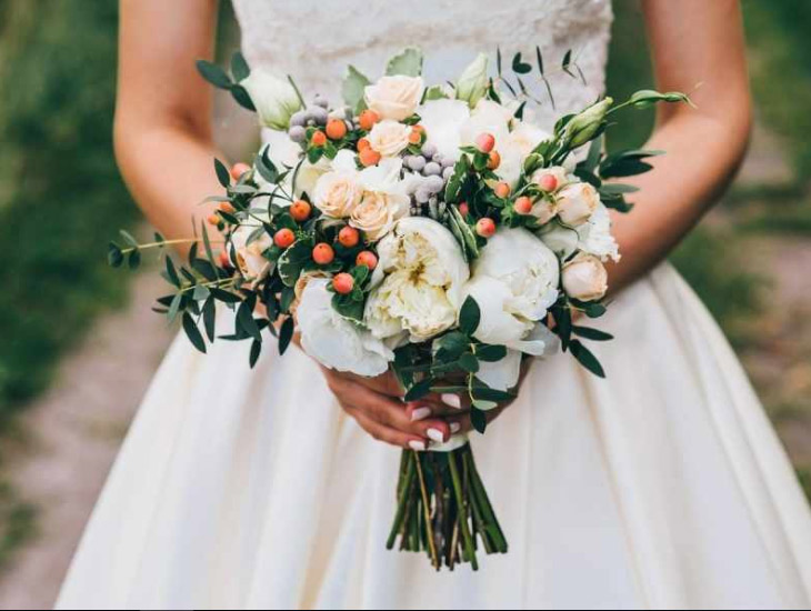 Hoa giả cầm tay cô dâu Hoa giả cầm tay cô dâu