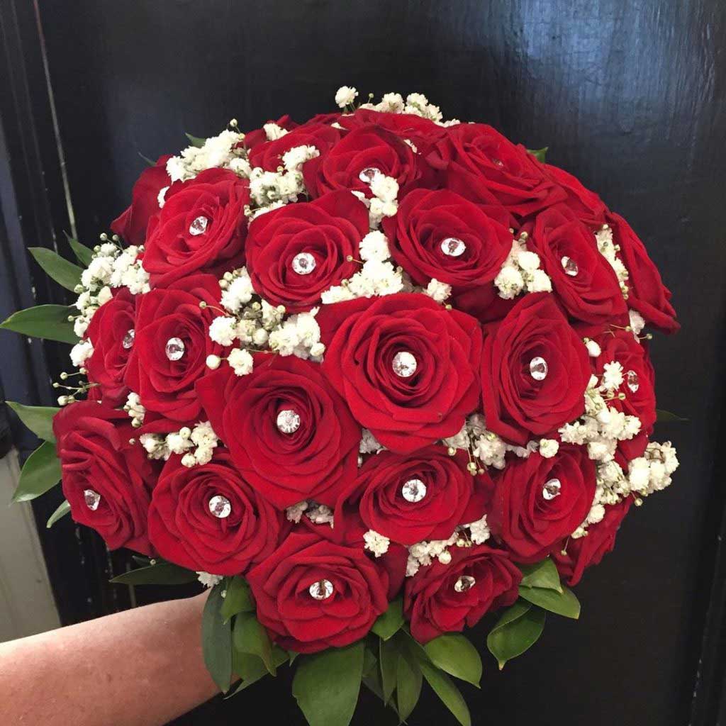 Bó hoa cô dâu baby kết hợp hoa hồng đỏ Bó hoa cô dâu baby kết hợp hoa hồng đỏ