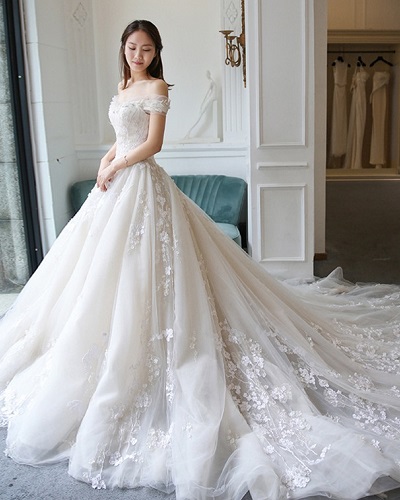 Hình ảnh cô dâu mặc váy cưới đẹp, lấp lánh Hình ảnh cô dâu mặc váy cưới đẹp, lấp lánh