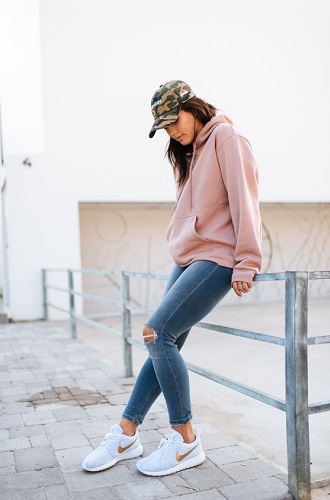 Cách phối đồ với áo hoodie cho nữ Cách phối đồ với áo hoodie cho nữ