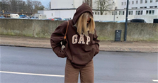 Áo hoodie là gì? Cách phối đồ với áo hoodie nam, nữ