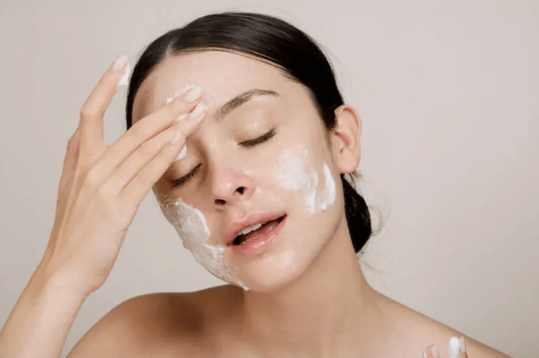 Tẩy trang xong có cần rửa mặt lại không?