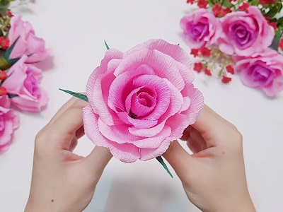 Cách làm hoa hồng bằng giấy nhún đơn giản mà cực kỳ đẹp