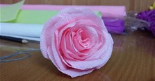 Cách làm hoa hồng bằng giấy nhún đơn giản mà cực kỳ đẹp