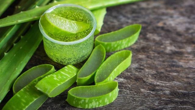 Cách làm mắt hết sưng bằng nha đam