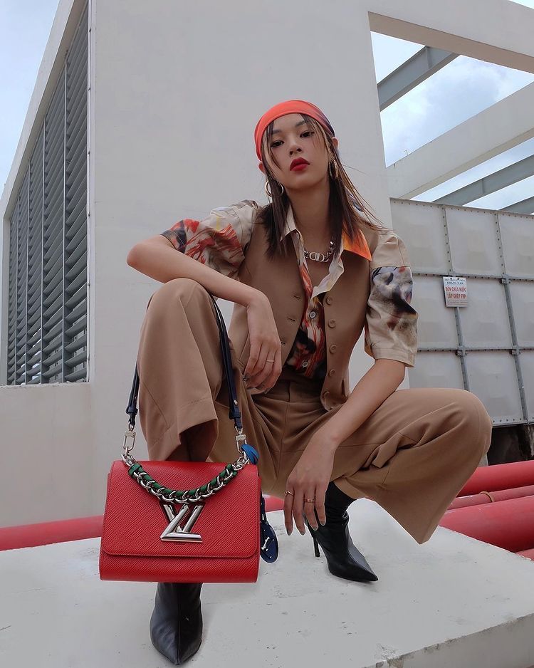 Quần nâu kết hợp với áo khoác gile màu nâu Quần nâu kết hợp với áo khoác gile màu nâu