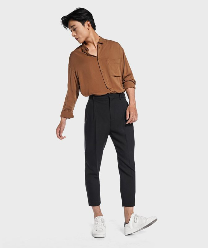 Áo nâu kết hợp với quần màu đen Áo nâu kết hợp với quần màu đen