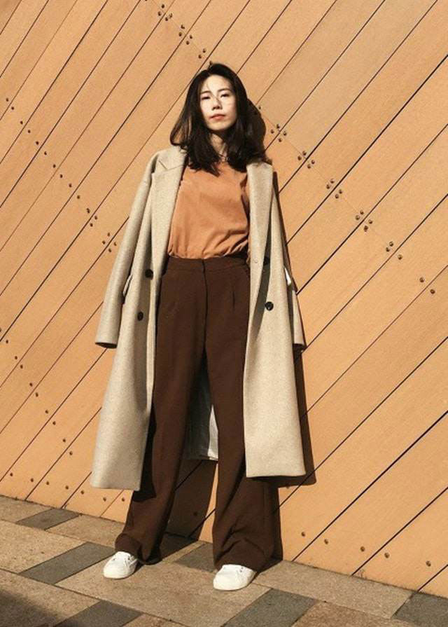 Áo nâu kết hợp với quần màu nâu đậm Áo nâu kết hợp với quần màu nâu đậm