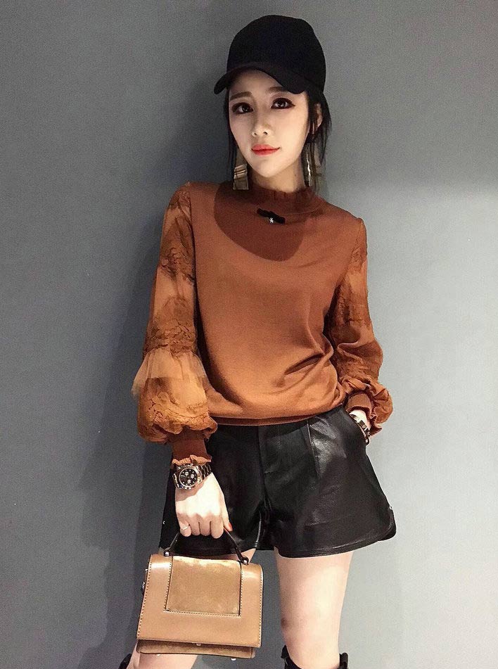 Áo nâu kết hợp với quần màu đen Áo nâu kết hợp với quần màu đen