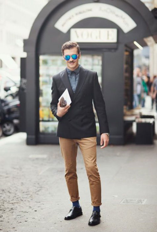 Quần nâu kết hợp với áo vest đen Quần nâu kết hợp với áo vest đen